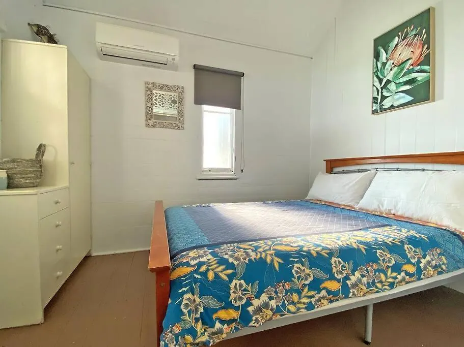 Beach Bach Villa Amity Point Australia